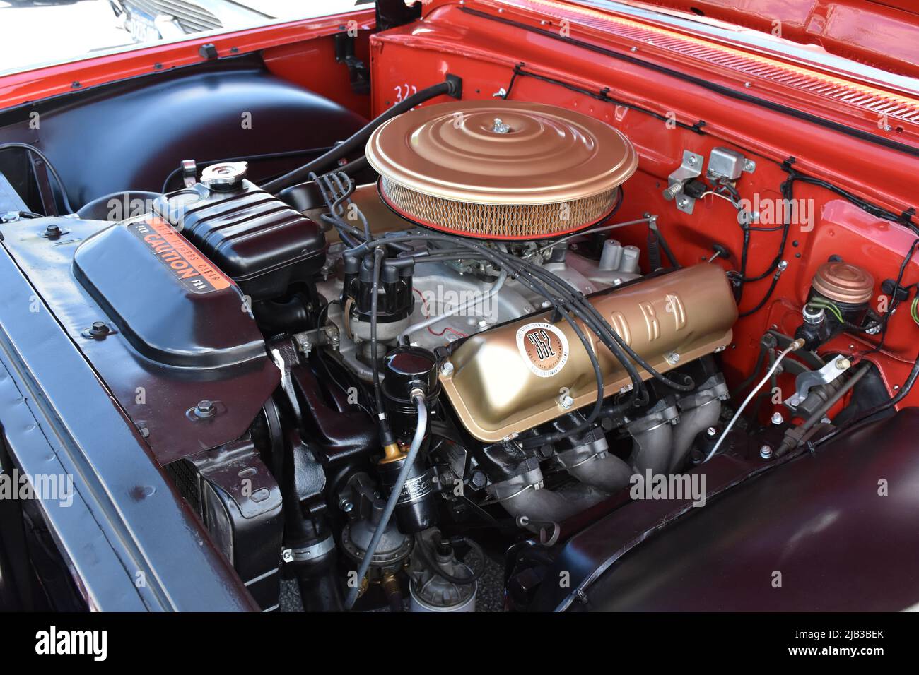 a-352-ford-engine-in-a-1960-ford-car-on-display-at-a-car-show-stock