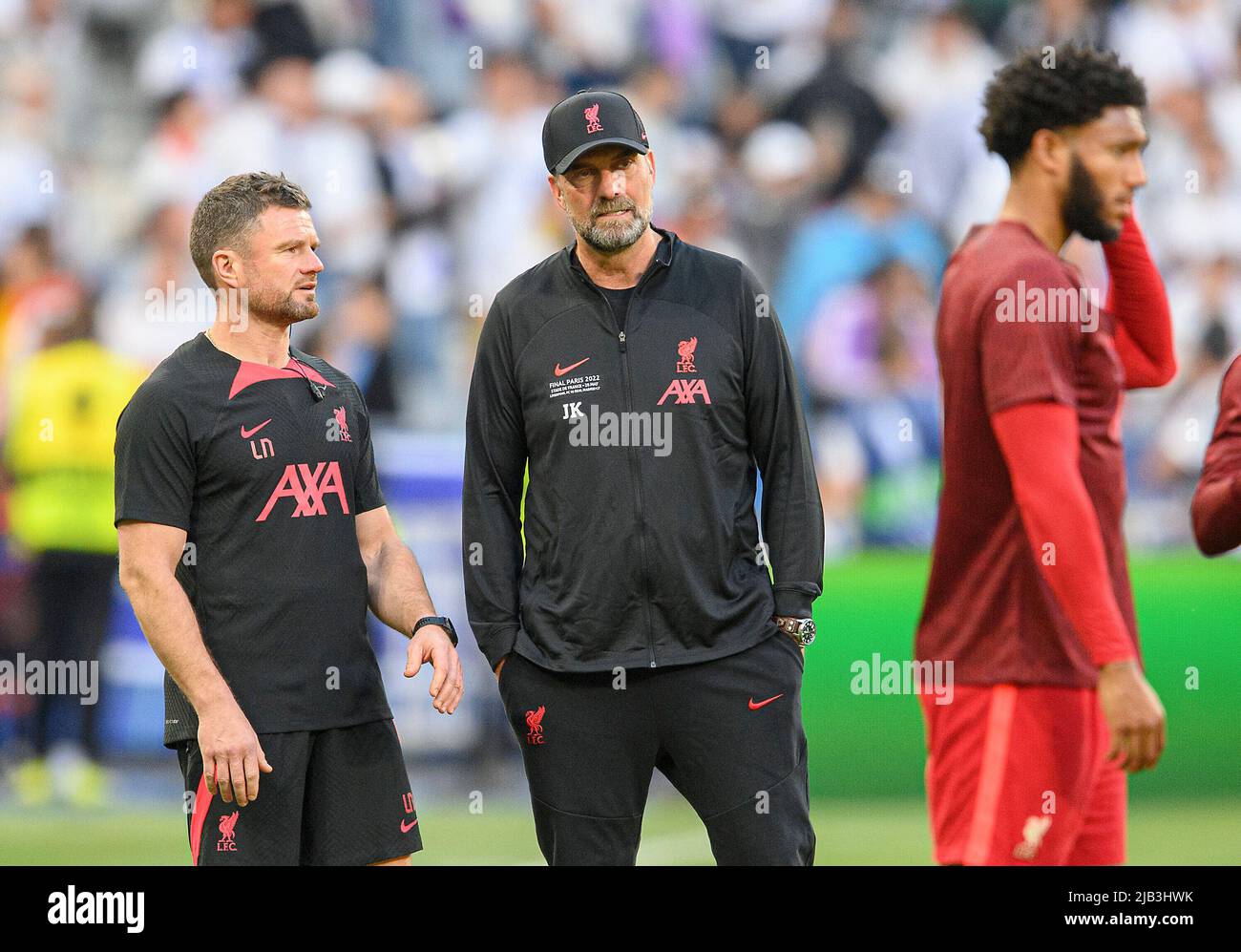 coach Juergen KLOPP (JÃ rgen)(LFC) observes the warm-up, l. Lee NOBES (LFC,  Head of Physiotherapy) Soccer Champions League Final 2022, Liverpool FC  (LFC) - Real Madrid (Real) 0: 1, on May 28th,