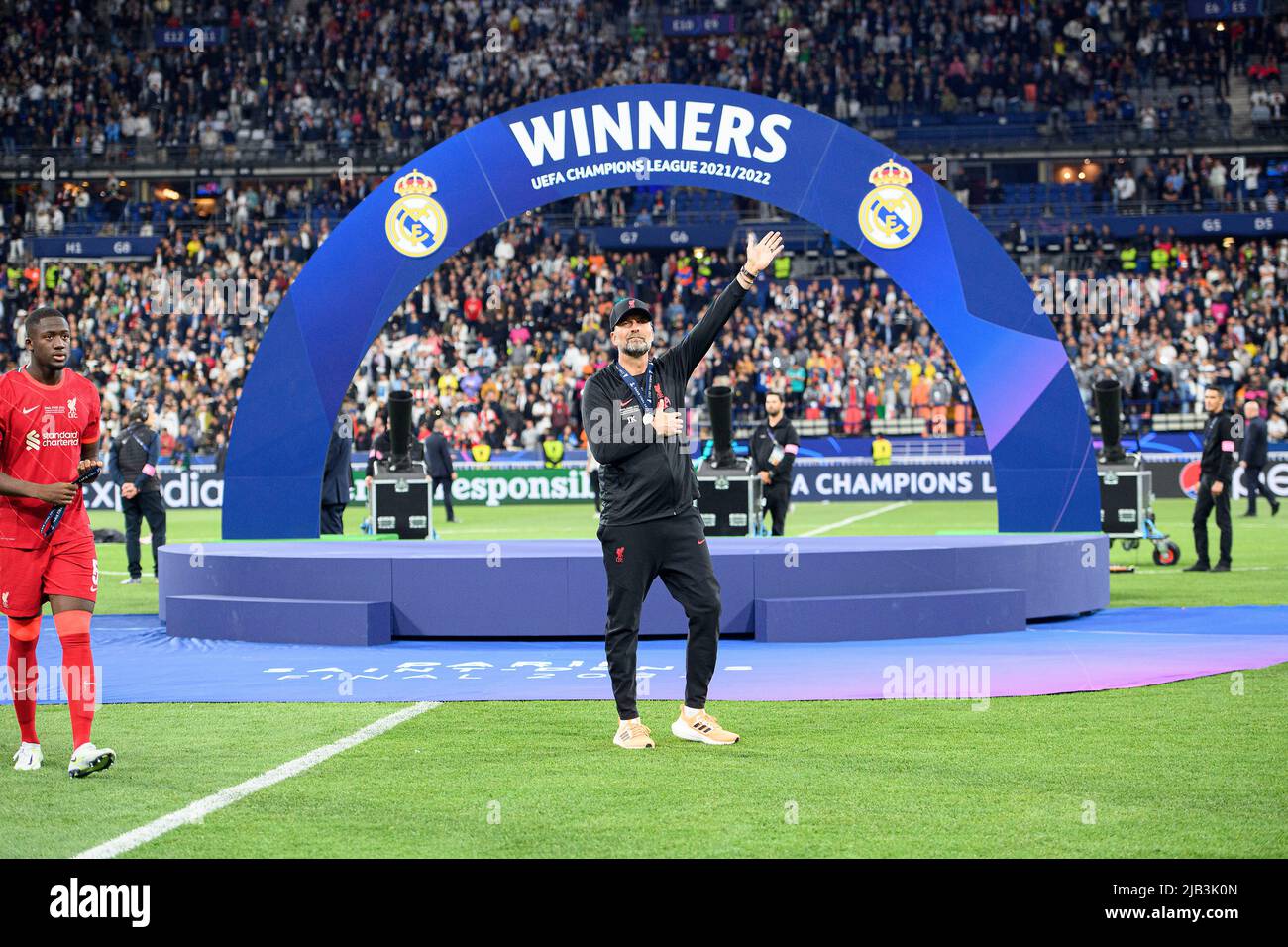 Award ceremony, coach Juergen KLOPP (Jvºrgen)(LFC) puts a hand on his heart and the LFC logo, behind it a banner Äû Winners Äû gesture, gesture, l. Ibrahima KONATE (LFC) Soccer Champions League Final 2022, Liverpool FC (LFC) - Real Madrid (Real) 0: 1, on May 28th, 2022 in Paris/France. ¬ Stock Photo