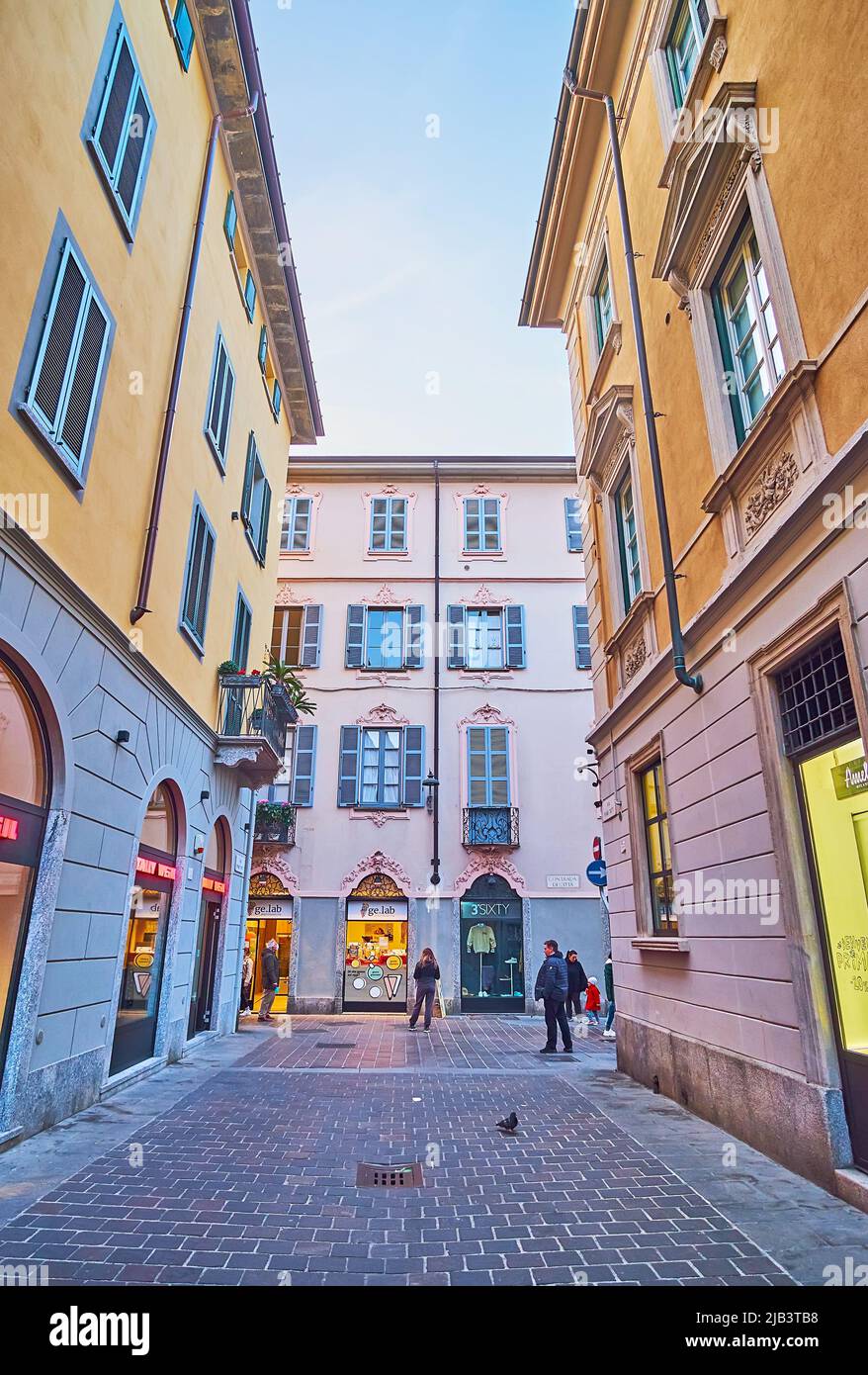COMO, ITALY - MARCH 20, 2022: Walk old town streets and enjoy histroic architecture, tourist shops, brand boutiques and small cafes, on March 20 in Co Stock Photo