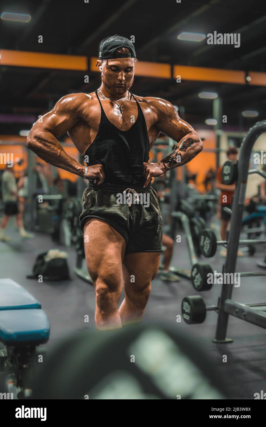 tall bodybuilder flexing muscles Stock Photo Alamy