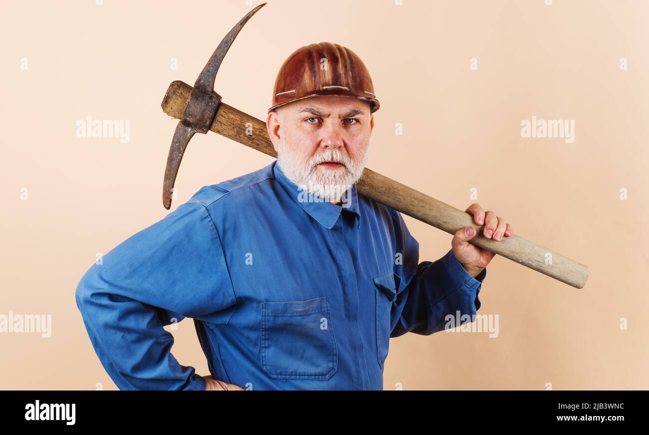 Человек с киркой. Кирка fit 44468. Рабочий в каске в профиль. Резин. Портрет рабочего.