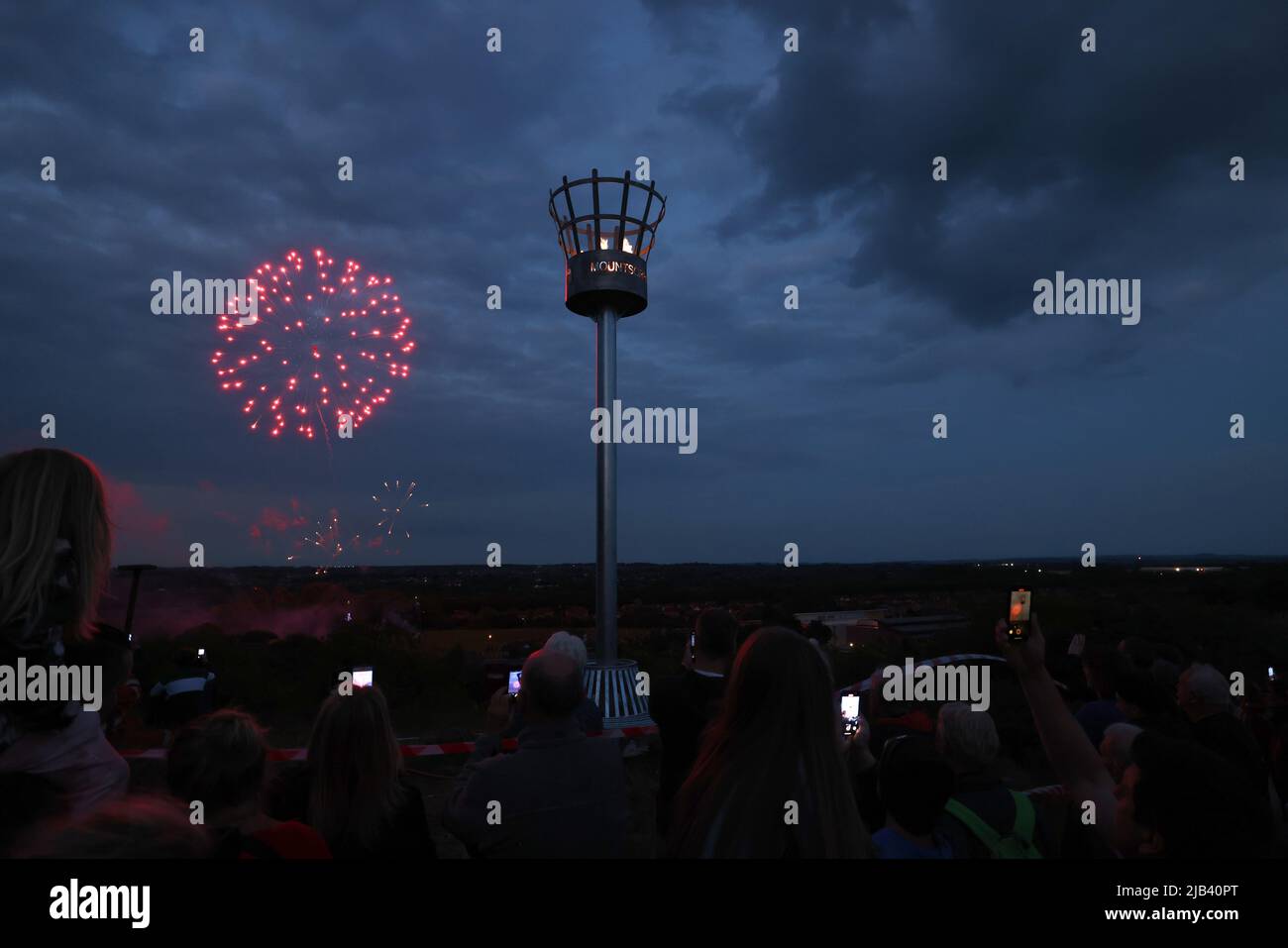 Mountsorrel, Leicestershire, UK. 2nd June 2022. Fireworks explode behind the beacon on Castle Hill during Platinum Jubilee celebrations. Thousands of beacons have been lit throughout regions of the UK to mark Queen Elizabeth IIÕs 70th year on the throne. Credit Darren Staples/Alamy Live News. Stock Photo