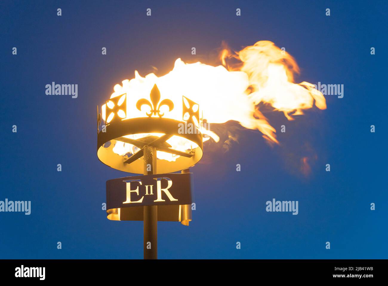 London UK, 2nd June 2022. To celebrate Queen Elizabeth II’s Platinum Jubilee, marking her 70 years on the throne, people gathered at Blackheath common to light a Jubilee beacon, one of more than 3,500 flaming tributes across the UK and the Commonwealth. Credit: glosszoom/Alamy Live News Stock Photo