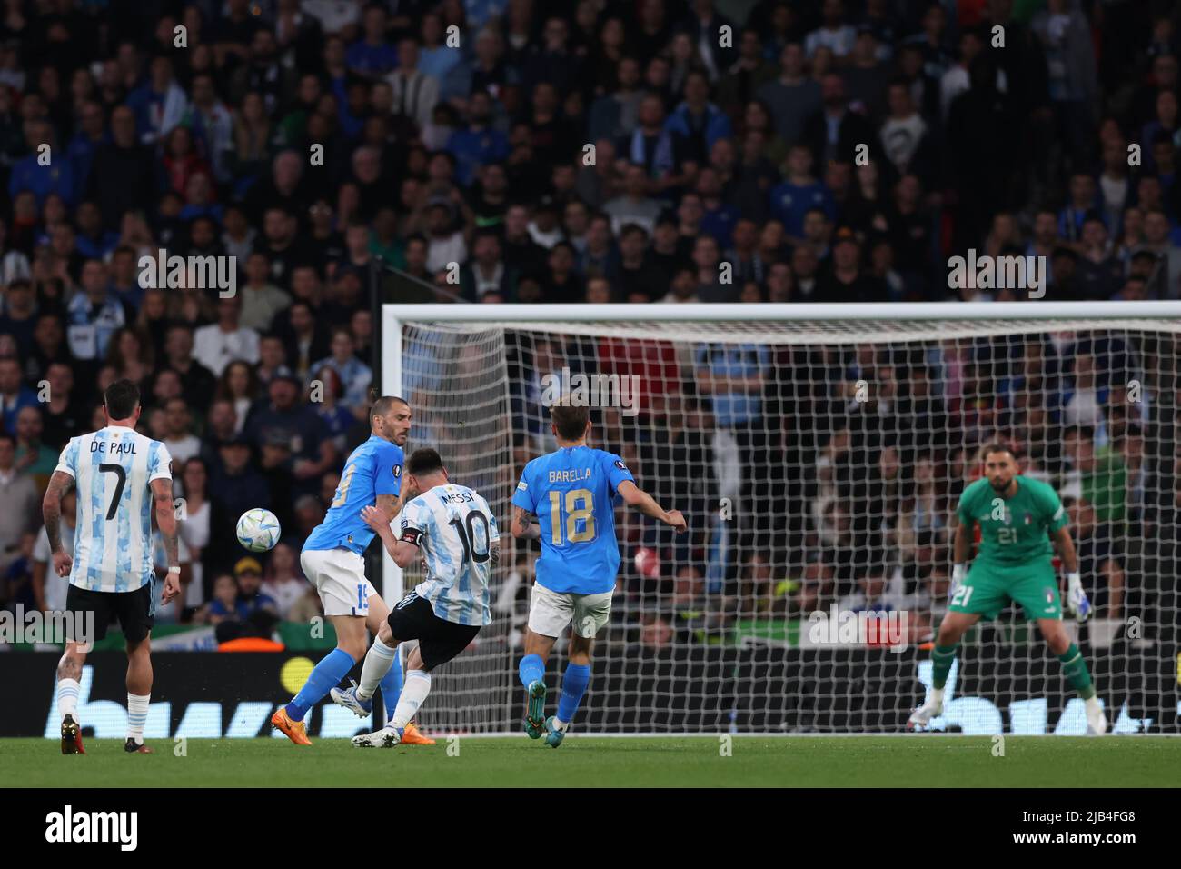 London, England, 1st June 2022. Rodrigo De Paul of Argentina looks on as team mate Lionel Messi curls a shot around Leonardo Bonucci of Italy that was subsequently saved by Gianluigi Donnarumma of Italy during the CONMEBOL-UEFA Cup of Champions match at Wembley Stadium, London. Picture credit should read: Jonathan Moscrop / Sportimage Credit: Sportimage/Alamy Live News Stock Photo