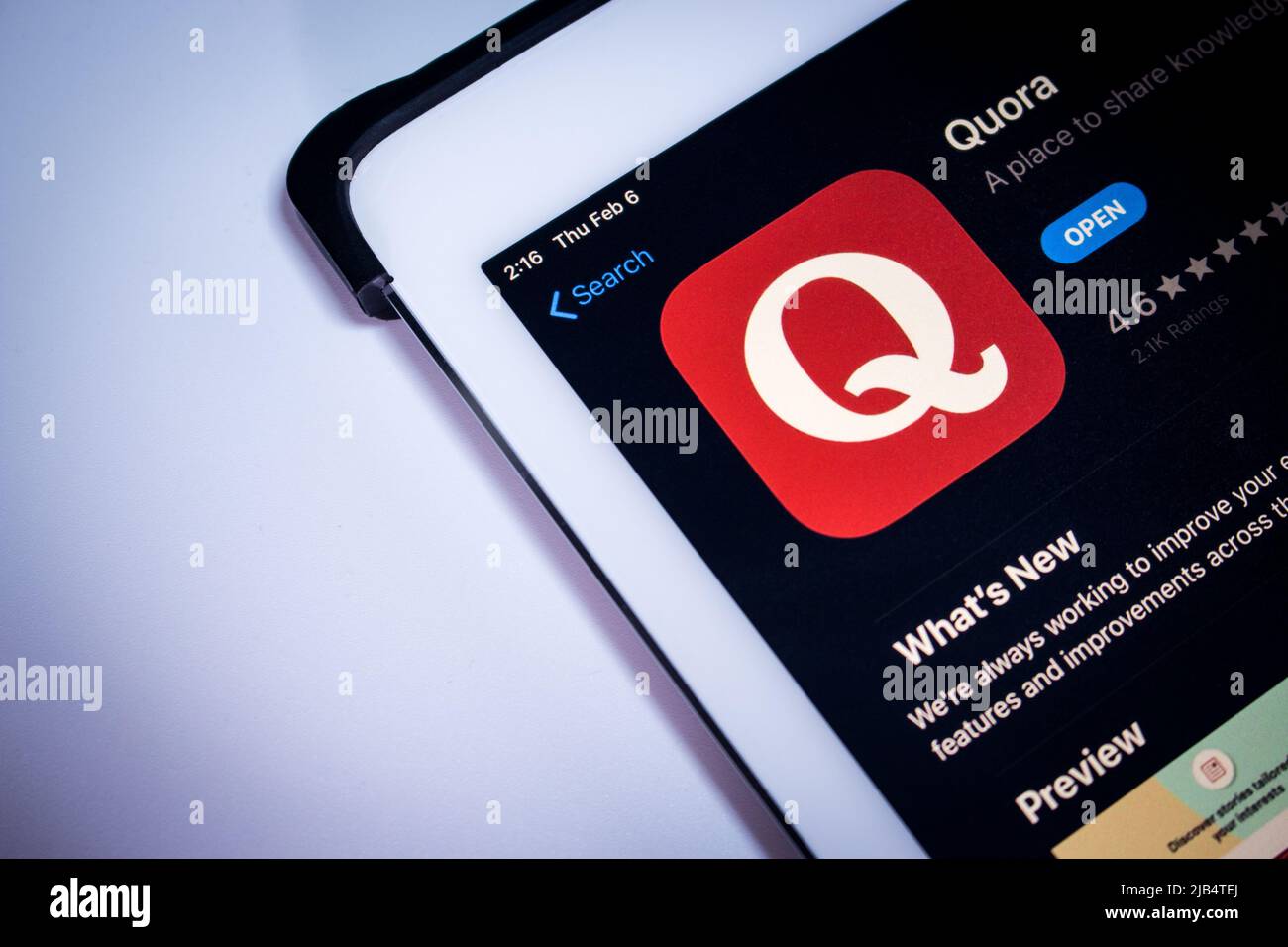 Quora app in App Store on an iPad. Quora is an US Q&A service where questions are asked, answered, and edited by users Stock Photo