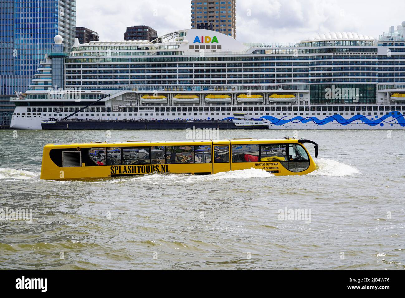 Ein Sightseeing Boot der Gesellschaft Splashtours fährt auf der Maas am Kreuzfahrtschiff AIDA prima vorbei am 26. Mai 2022, die im Rotterdamer Hafen v Stock Photo