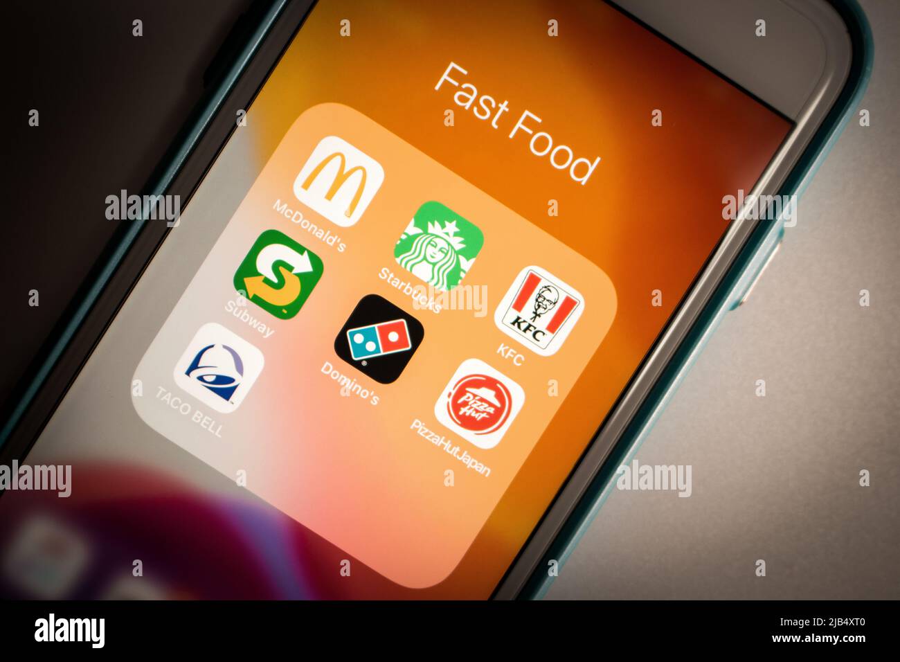 Popular US chain restaurant, cafe and takeaway (delivery) brands (Mcdonald’s, Starbucks, KFC, Subway, Domino’s, PizzaHut and Taco Bell) on iPhone Stock Photo