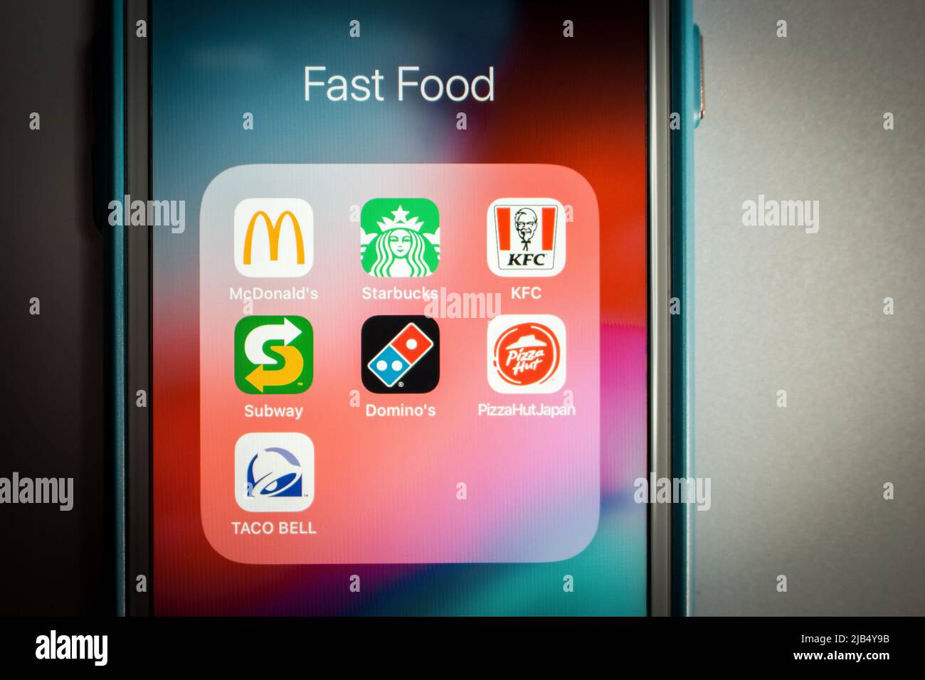 Popular US chain restaurant, cafe and takeaway (delivery) brands (Mcdonald’s, Starbucks, KFC, Subway, Domino’s, PizzaHut and Taco Bell) on iPhone Stock Photo