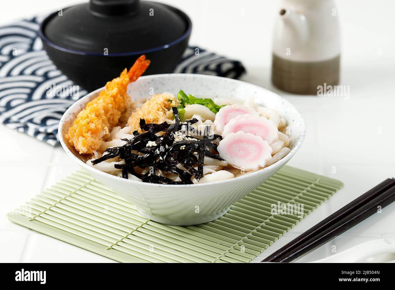 Japanese Udon Noodles with Shrimp Tempura and Vegetable Stock Photo Alamy
