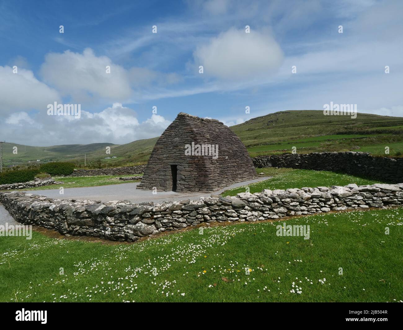 The Gallarus Oratory, an oratory of the Iroquois Church, is the best-preserved boat-shaped cantilevered building in Ireland built using dry-stone Stock Photo