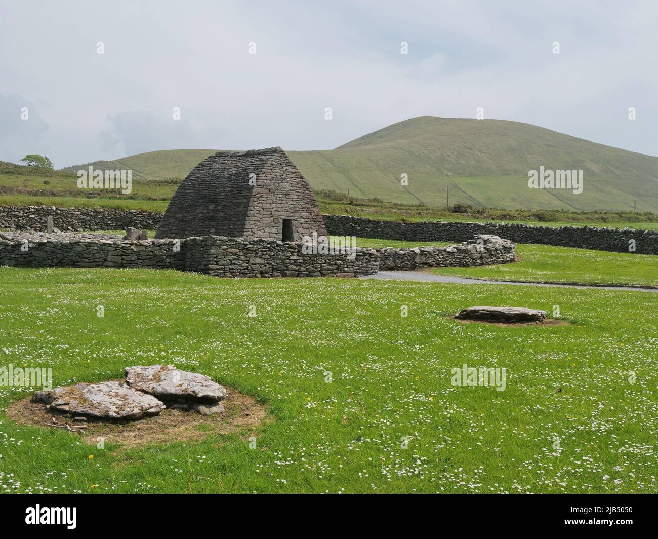 The Gallarus Oratory, an oratory of the Iroquois Church, is the best-preserved boat-shaped cantilevered building in Ireland built using dry-stone Stock Photo