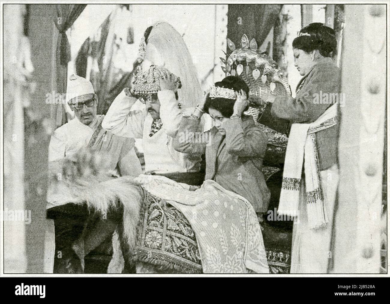 Le couronnement du roi Birendra et de la reine Aishwarya le 24 février 1975 Stock Photo