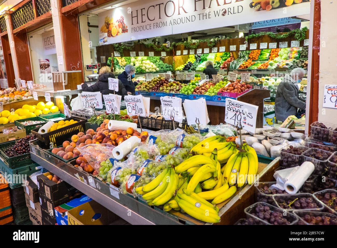 Food,produce,fruit,and,vegetables,for,sale,priced,in,pounds,lbs,prominent,Brexit,EU,Imperial,Imperial measures,Imperial weight,Imperial measurement,Imperial unit,weight,weights,weights and measures,not,or,secondary,kilograms,kilogrammes,kilos,at, Grainger Market,centre,central,Newcastle,North East,England,UK,United Kingdom,GB,Great Britain,English,British,Europe, Stock Photo