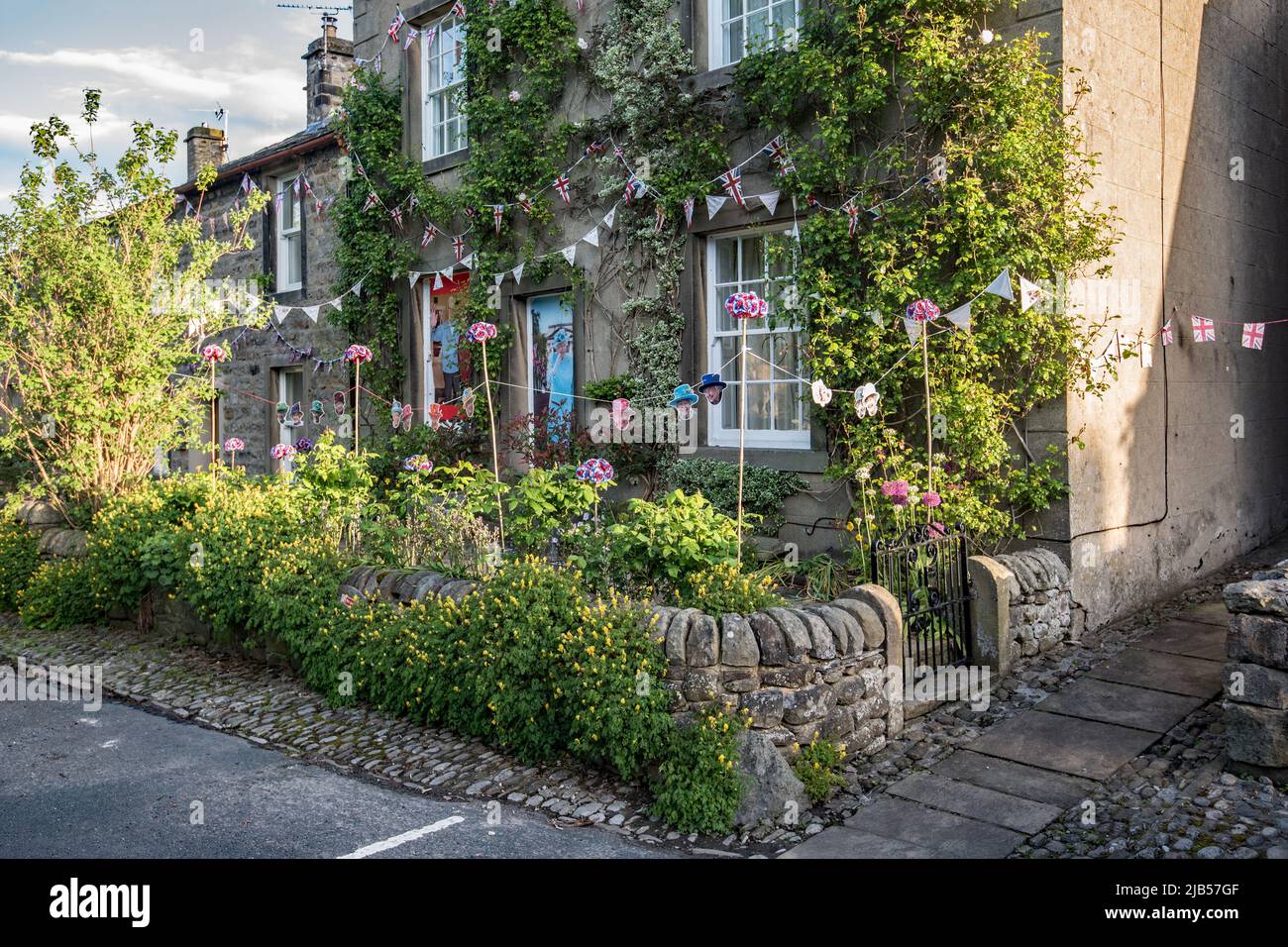 Pictorial and other (knitted) decorations on a property overlooking