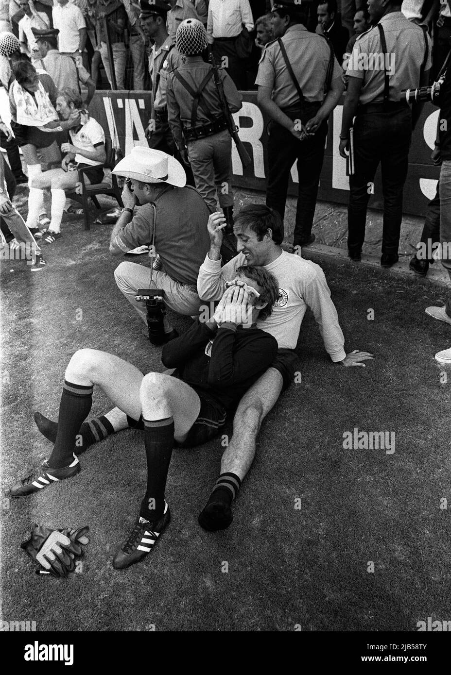 ARCHIVE PHOTO: Horst Wolter celebrates his 80th birthday on June 8, 2022, 01SN BRD ITA1970SP.jpg Football World Cup 1970 in Mexico Mexico, semifinals BRD Germany - Italy 3:4 after extra time, the German goalkeeper Sepp MAIER and substitute goalkeeper Horst WOLTER sit exhausted dejected on ground, 06/17/1970. black and white shot Stock Photo