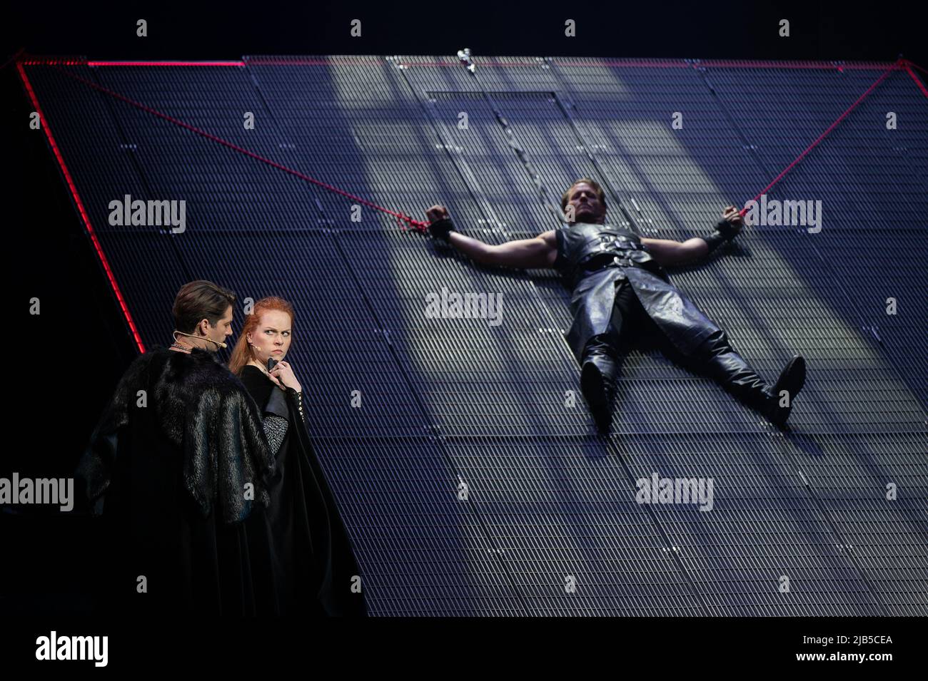 Fulda, Germany. 01st June, 2022. Thomas Hohler (l-r) as Guy von Gisbourne, Johanna Zett as Lady Marian and Mark Seibert as Robin von Loxley perform during the dress rehearsal of 'Robin Hood - The Musical' at the Castle Theater. The premiere of the musical will take place on 03.06.2022. Credit: Sebastian Gollnow/dpa/Alamy Live News Stock Photo