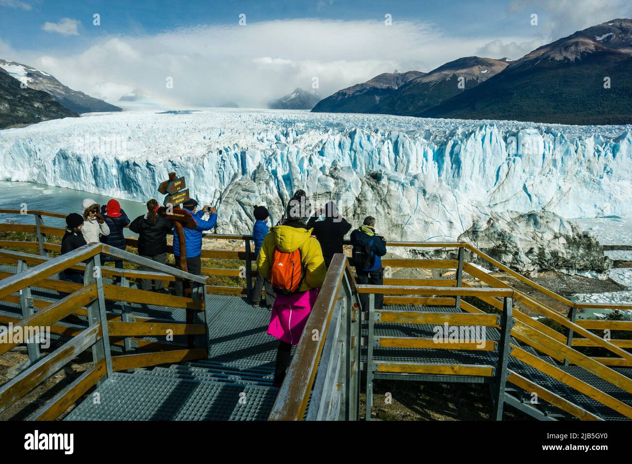 turistas en las pasarelas, glaciar Perito Moreno , Parque Nacional Los Glaciares, departamento Lago Argentino, provincia de Santa Cruz, republica Stock Photo