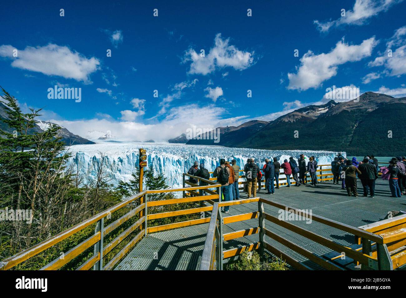 turistas en el primer balcon, glaciar Perito Moreno , Parque Nacional Los Glaciares, departamento Lago Argentino, provincia de Santa Cruz, republica Stock Photo