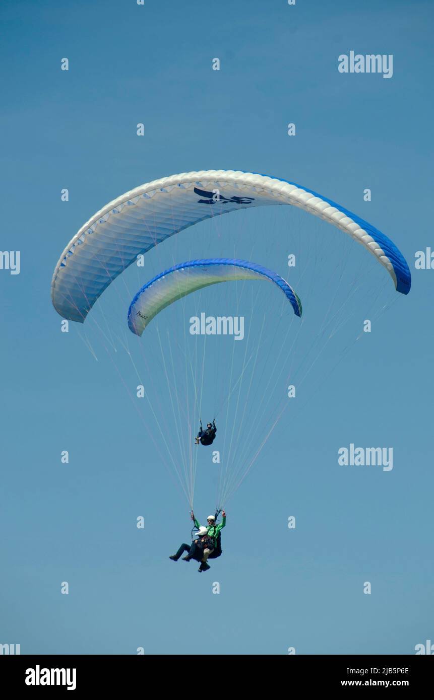 Glider flying in the sky hires stock photography and images Alamy