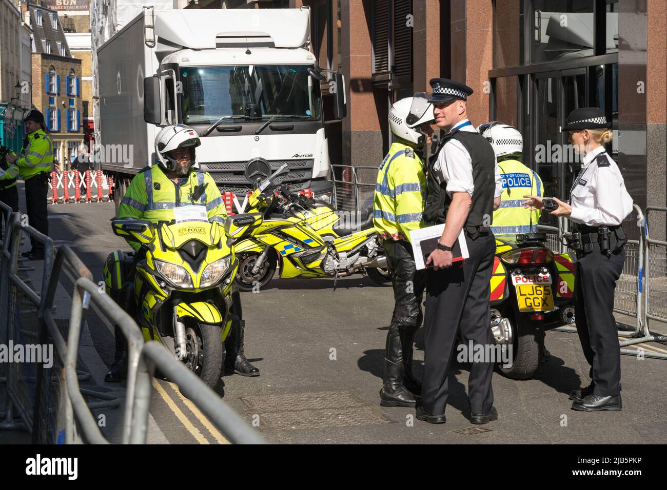 London UK, 3rd June 2022.  Day 3 of Platinum jubilee celebration. Credit: glosszoom/Alamy Live News Stock Photo