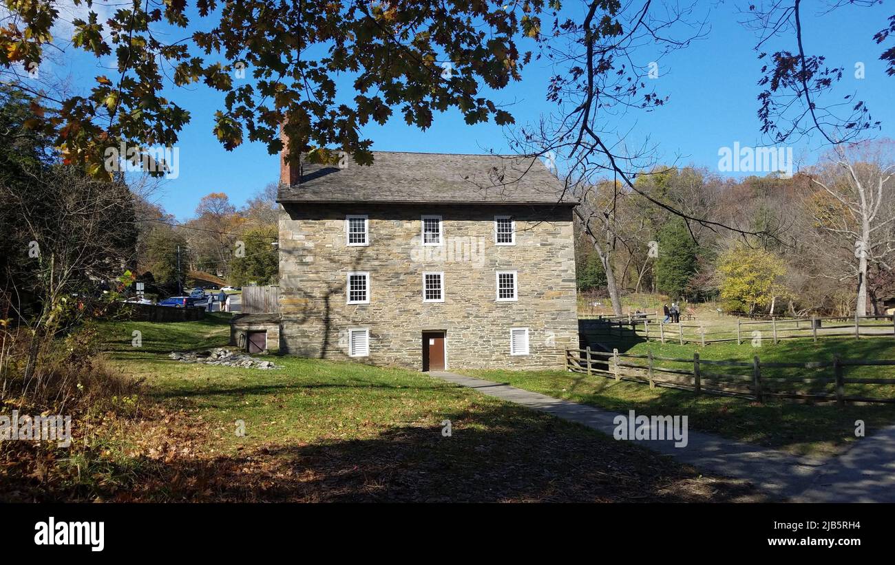 Green grass building hi-res stock photography and images - Alamy