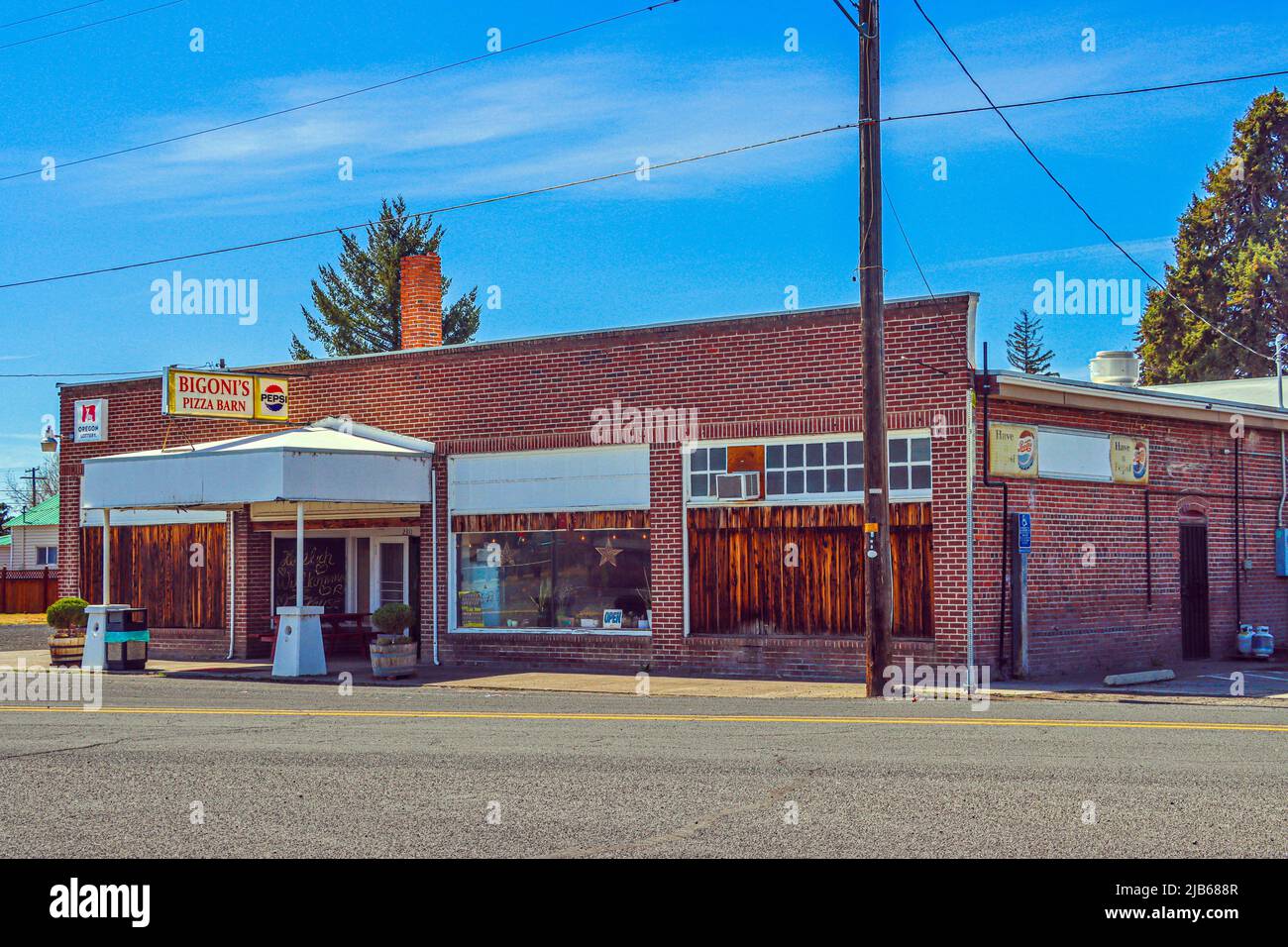 Eating pizza restaurant usa hires stock photography and images Alamy