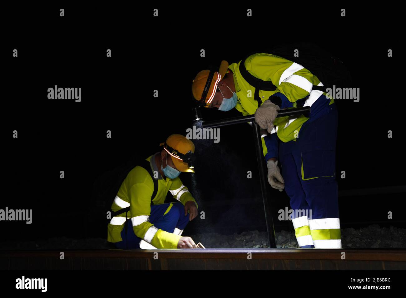 (220603) -- VIENTIANE, June 3, 2022 (Xinhua) -- Workers of Luang