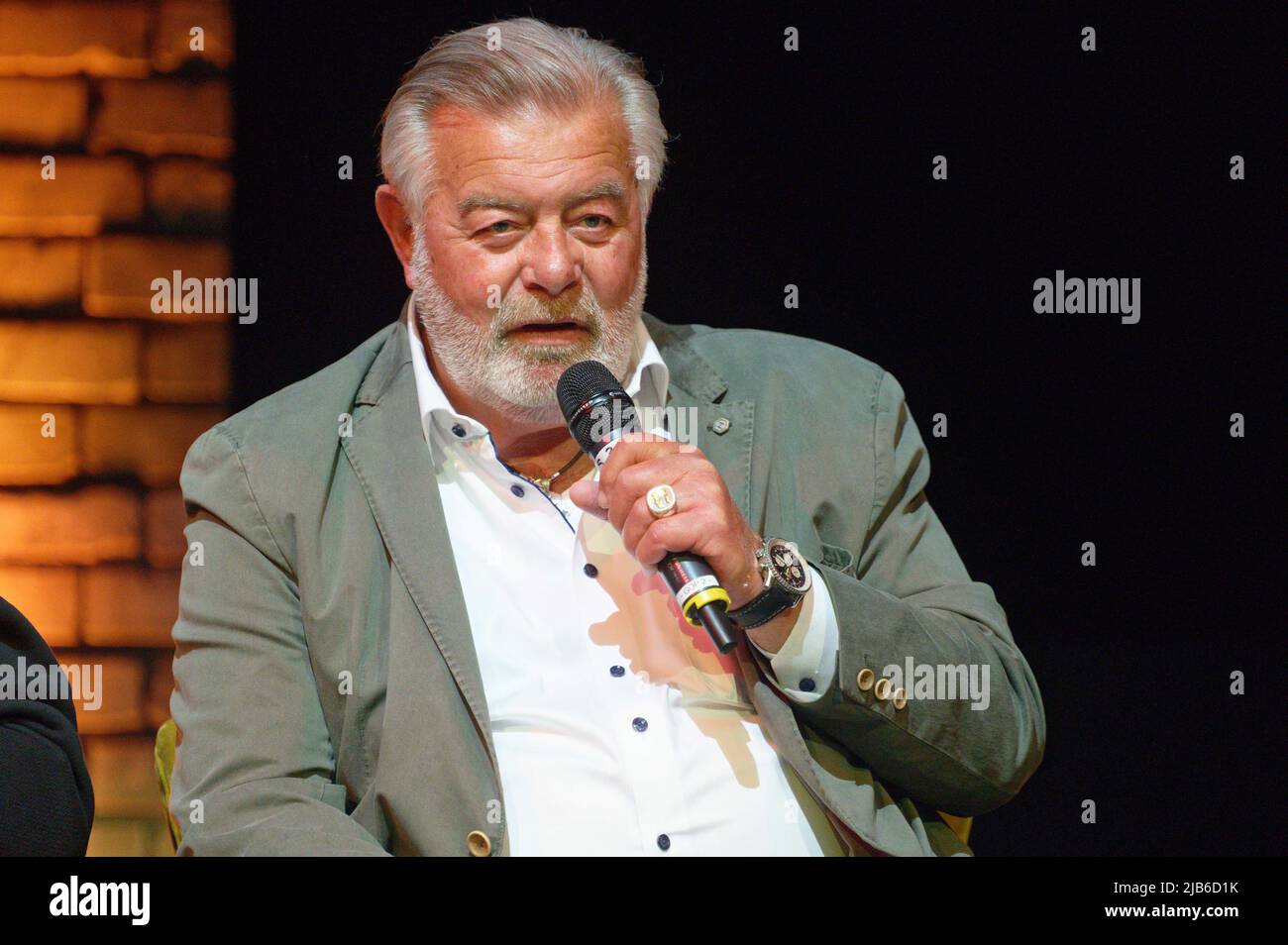 Essen, Germany. 03rd June, 2022. Andreas Lambeck, Managing Director of sonnenklar.TV, sits on the podium at a press conference for the 'Goldene Sonne Spezial,' sonnenklar.TV's gala. Credit: Henning Kaiser/dpa/Alamy Live News Stock Photo