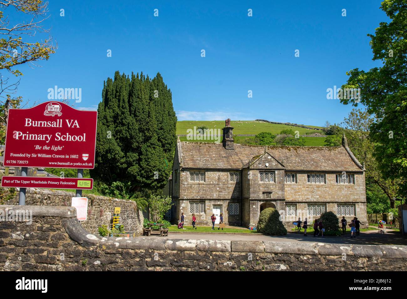 Burnsall VA Primary School founded by Sir William Craven 1602 in the Craven district of North Yorkshire, England. It is situated on the River Wharfe i Stock Photo