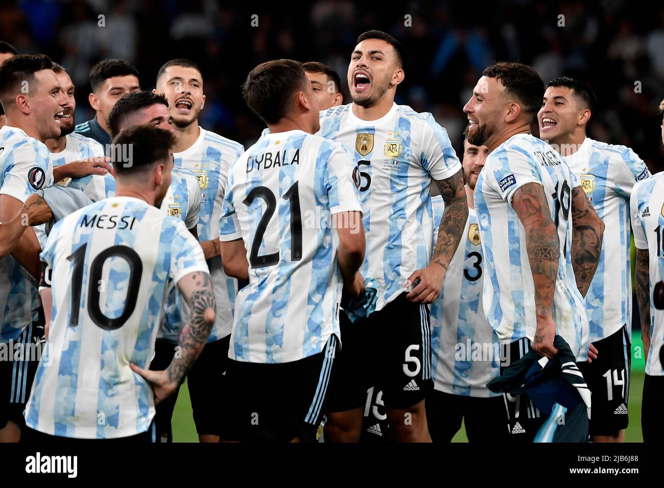 Lionel Messi, Paulo Dybala, German Pezzella, Nicolas Otamendi of Argentina and teammates celebrate at the end of the Finalissima trophy 2022 football Stock Photo