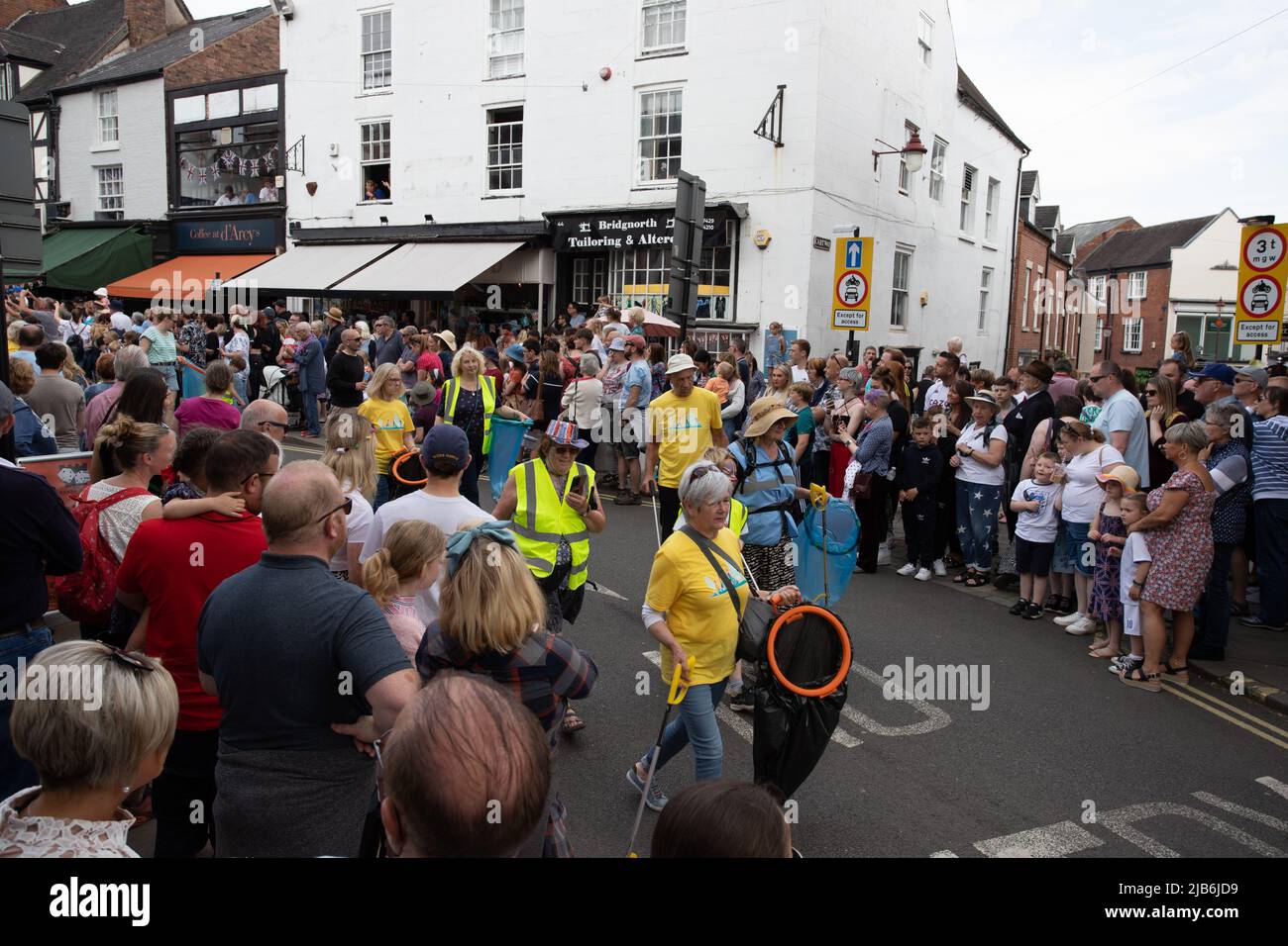Bridgnorth, UK. 3rd June 2022: People enjoying themselves at Bridgnorth Carnival in the Shropshire Town of Bridgnorth, UK.  This is the first time for four years that the Carnival has taken place due to weather in 2019 and Covid in 2020.  The event this year coincided with the Queen's Platinum Jubliee Credit Richard O'Donoghue/Alamy Live News Stock Photo