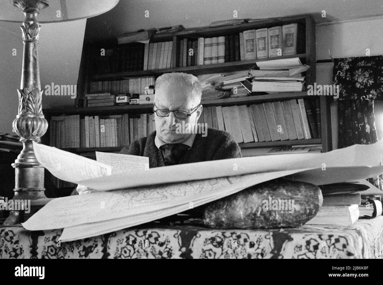 Portrait de l'ecrivain Jean Giono (1895-1970) dans sa maison en 1962. ©Michele Brabo/Opale.photo Stock Photo