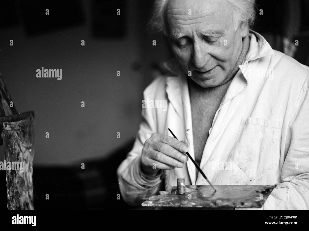 Portrait du peintre Michonze (19021982) a dans son atelier