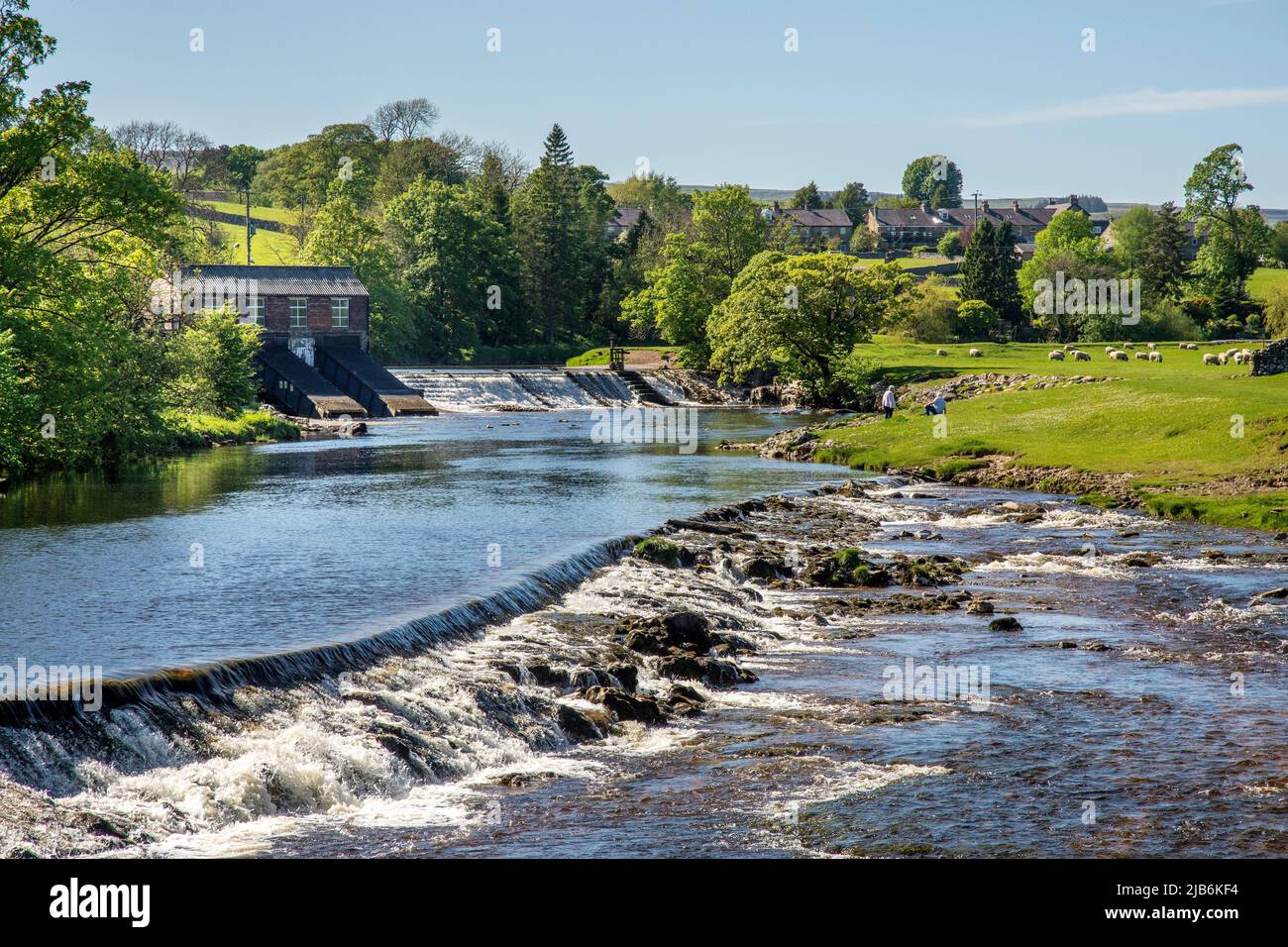 The weir on the River Wharfe, North Yorkshire, showing the Linton Turbine House Hydroelectric Plant renewable energy Stock Photo