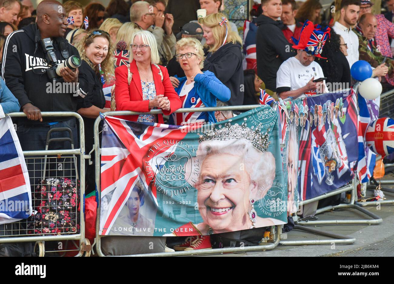 London UK 3rd June 2022 - Crowds at the Thanksgiving Service for the Queen's Platinum Jubilee held at St Paul's Cathedral in London : Credit Simon Dack / Alamy Live News Stock Photo