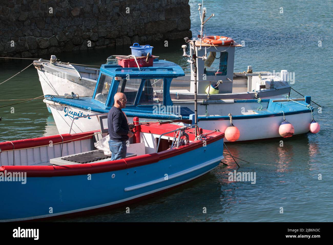 Boat life in a Cornish fishing harbour Stock Photo - Alamy