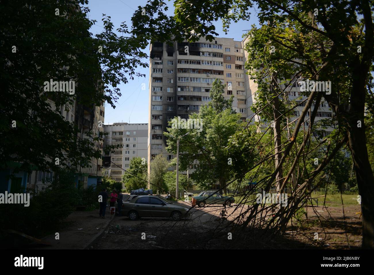 Non Exclusive: KHARKIV, UKRAINE - JUNE 2, 2022 - A fire-stricken apartment block is pictured in the Pivnichna (Northern) Saltivka district affected by Stock Photo