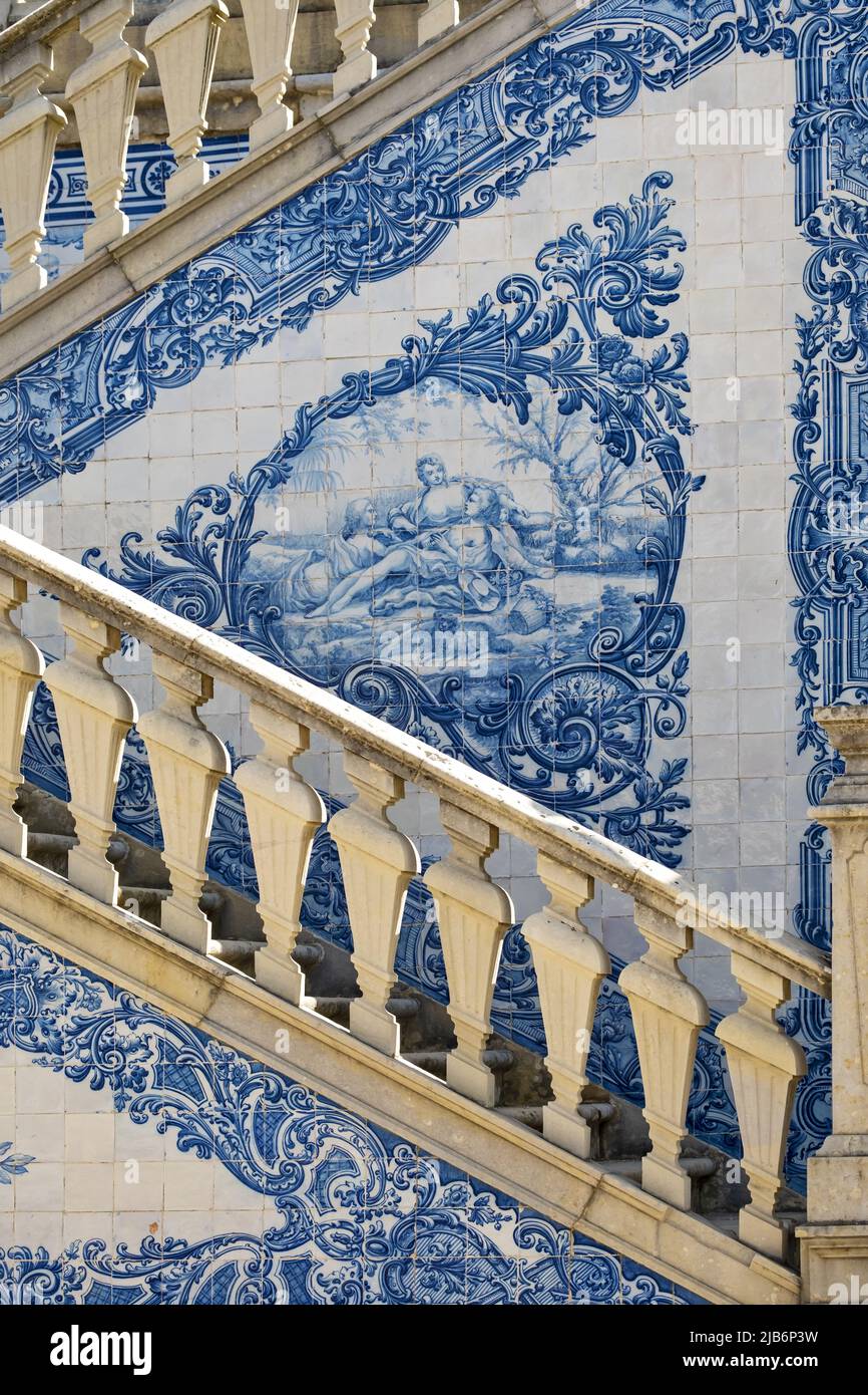 Azulejo Português Nas Escadas Da Catedral Foto de Stock - Imagem de  arquitetura, santo: 18767698