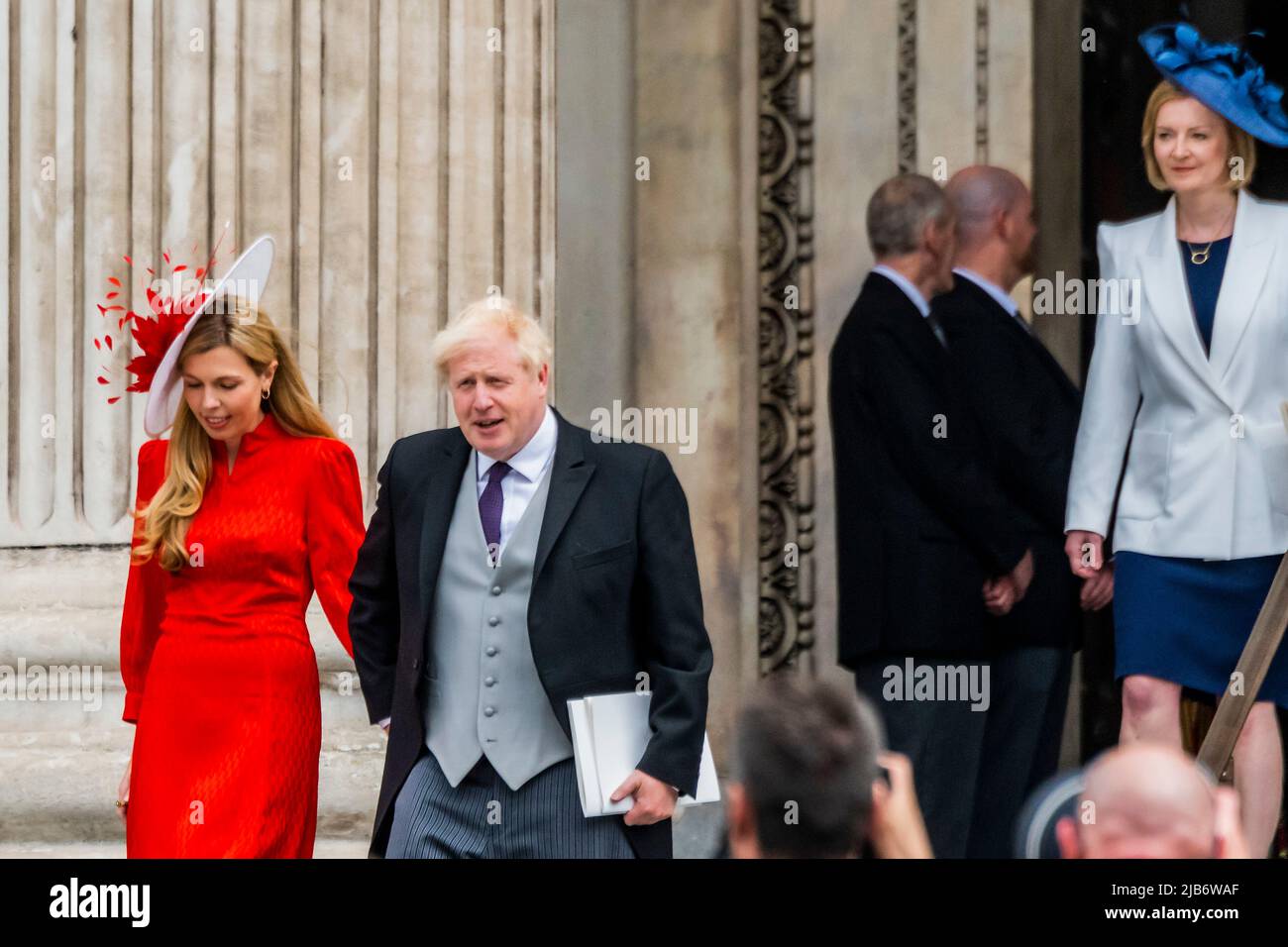 London, UK. 3rd June, 2022. Boris (Prime Minister) and Carrie Johnson arrive to booing from the crowd. They are4 followed very closely by Liz Truss, Foreign secretary - The service of Thanksgiving at St Pauls Cathedral as part of celebrations for the Platinum Jubilee of HM The Queen Elizabeth. Credit: Guy Bell/Alamy Live News Stock Photo