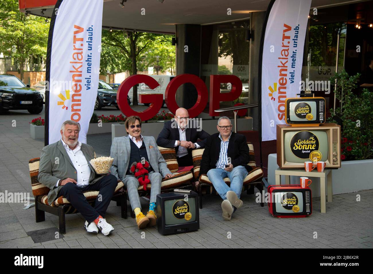 Meal, Deutschland. 03rd June, 2022. from left: Harry WIJNVOORD, moderator, Joerg DRAEGER, Jörg DrÃ ger, moderator, Andreas LAMBECK, managing director of sonnenklar.tv, Ulrich Ulli POTOFSKI, moderator, press conference to present the gala on the occasion of 40 years of private television with the award ceremony Die Goldene Sonne, in the GOP Variete in Essen, 03.06.2022. Â Credit: dpa/Alamy Live News Stock Photo