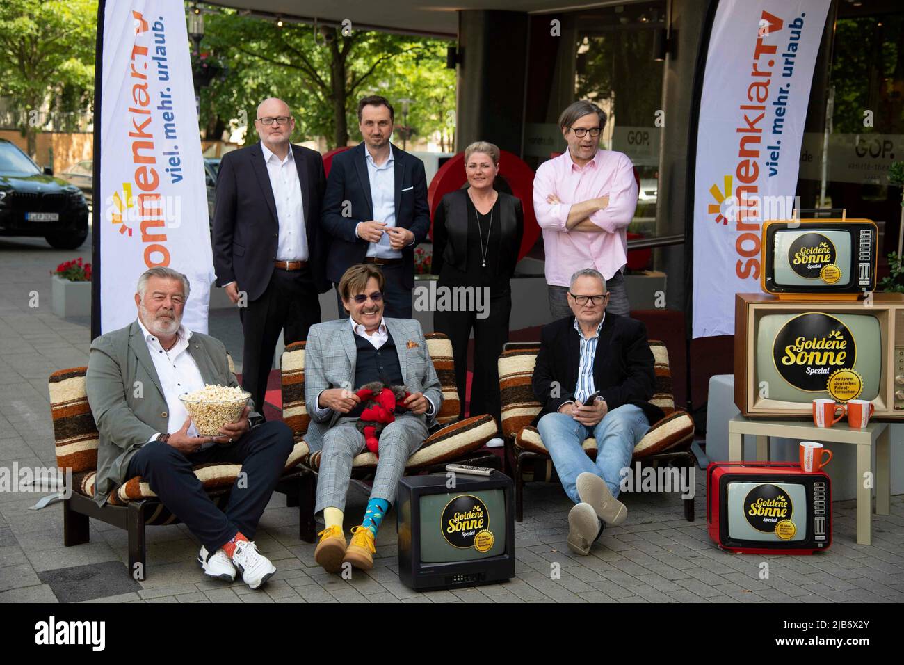 back from left: Andreas LAMBECK, managing director of sonnenklar.tv, Richard ROEHRHOFF, RÃ¶hrhoff, managing director of EMG Essen Marketing Gesellschaft, Nadine STOECKMANN, StÃ¶ckmann, director of GOP Variete Essen, Ruediger KONETSCHNY, musician, the radio band showact, front from left: *** Harry WIJNVOORD, presenter, Joerg DRAEGER, Jörg DrÃ ger, presenter, Ulrich Ulli POTOFSKI, presenter, press conference to present the gala on the occasion of 40 years of private television with the award ceremony Die Goldene Sonne, in the GOP Variete in Essen, 03 06 2022 Â Stock Photo