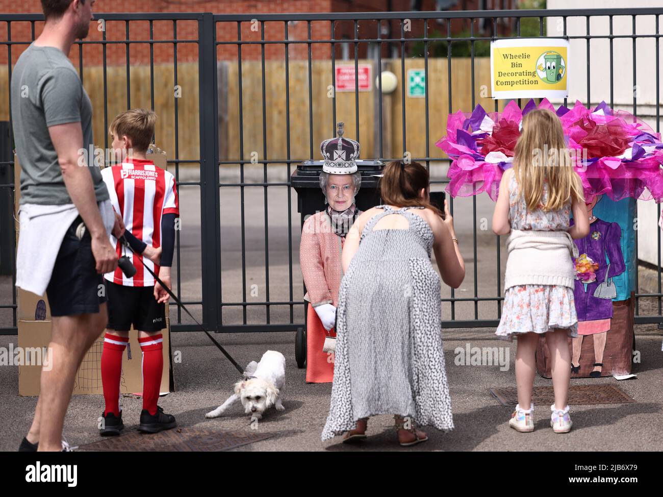 Leicester, Leicestershire, UK. 3rd June 2022.  Residents look at a wheelie bin decoration competition during the Knighton Church Road street party to celebrate the Queen's Platinum Jubilee. Credit Darren Staples/Alamy Live News. Stock Photo