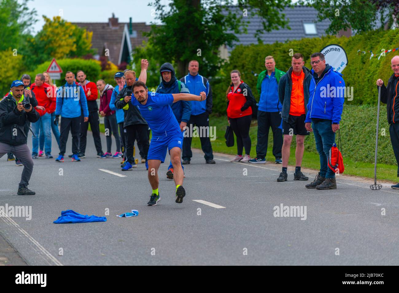 Italian team member throwing, European Championship 2022 Boßeln or ball shooting in Süderhastedt Dithmarschen, Schleswig-Holstein,Northern Germany Stock Photo