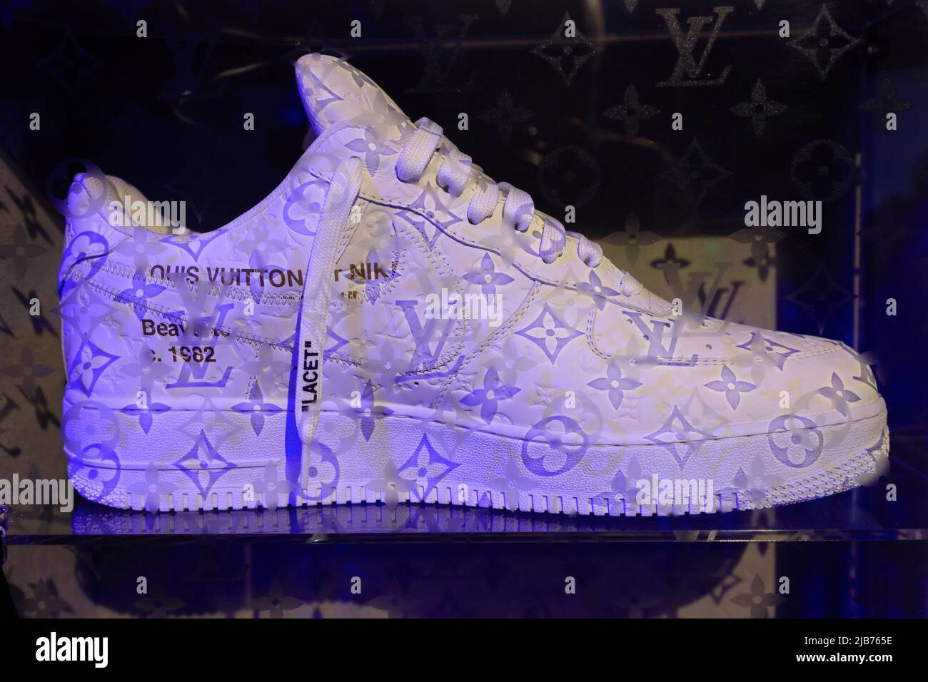 Art Installations Pop Up All over New York City to Celebrate Louis Vuitton  and Nike 'Air Force 1' Designed by Virgil Abloh - Galerie