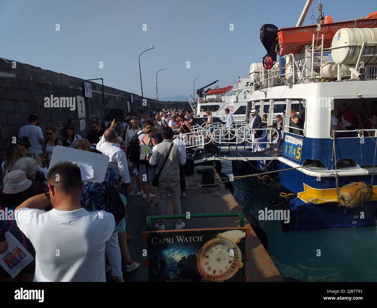 Capri (Italia): turisti sulle banchine del porto dell'isola Stock Photo