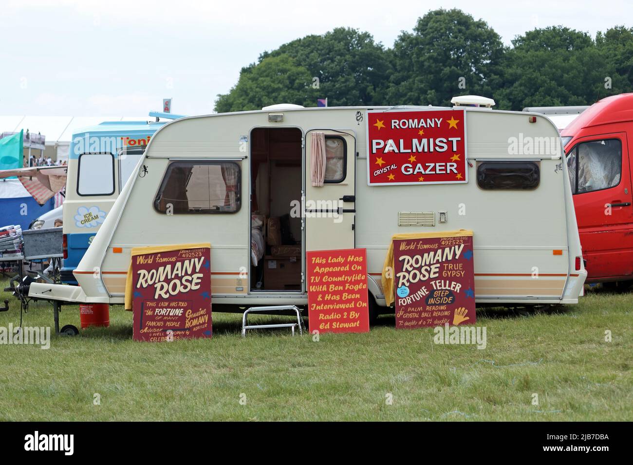 Epsom Downs, Surrey, England, UK. 3rd June, 2022. Romany Rose palmist and fortune teller at the racing festival on Epsom Downs in Surrey, part of the Platinum Jubilee weekend celebrations for the 70 year reign of the British monarch Queen Elizabeth II. Credit: Julia Gavin/Alamy Live News Stock Photo