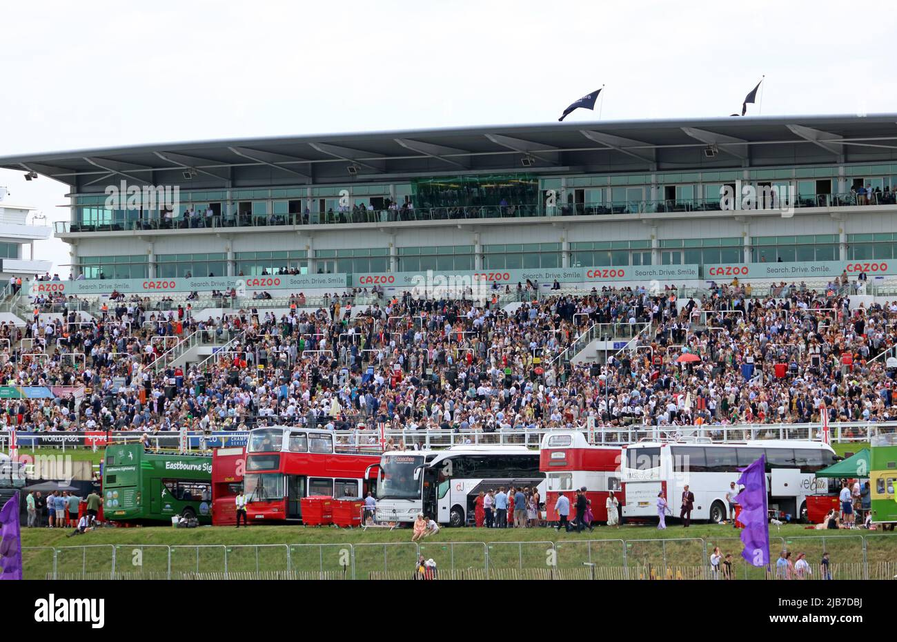 Epsom Downs, Surrey, England, UK. 3rd June, 2022. Huge crowds enjoying the racing festival at Epsom Downs in Surrey, part of the Platinum Jubilee weekend celebrations for the 70 year reign of the British monarch Queen Elizabeth II. Credit: Julia Gavin/Alamy Live News Stock Photo