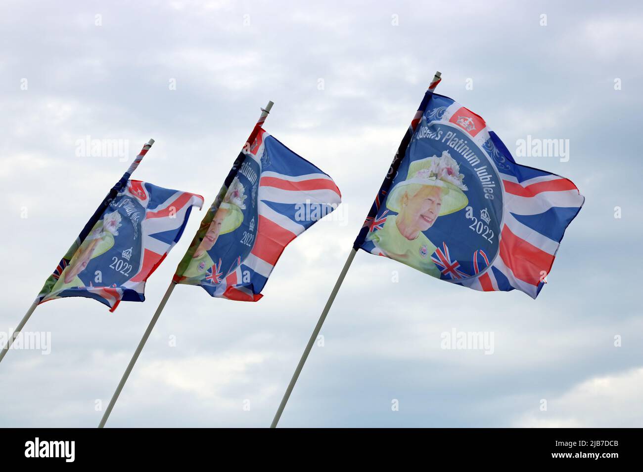 Epsom Downs, Surrey, England, UK. 3rd June, 2022. Flags flying on Epsom Downs in Surrey, part of the Platinum Jubilee weekend celebrations for the 70 year reign of the British monarch. Credit: Julia Gavin/Alamy Live News Stock Photo
