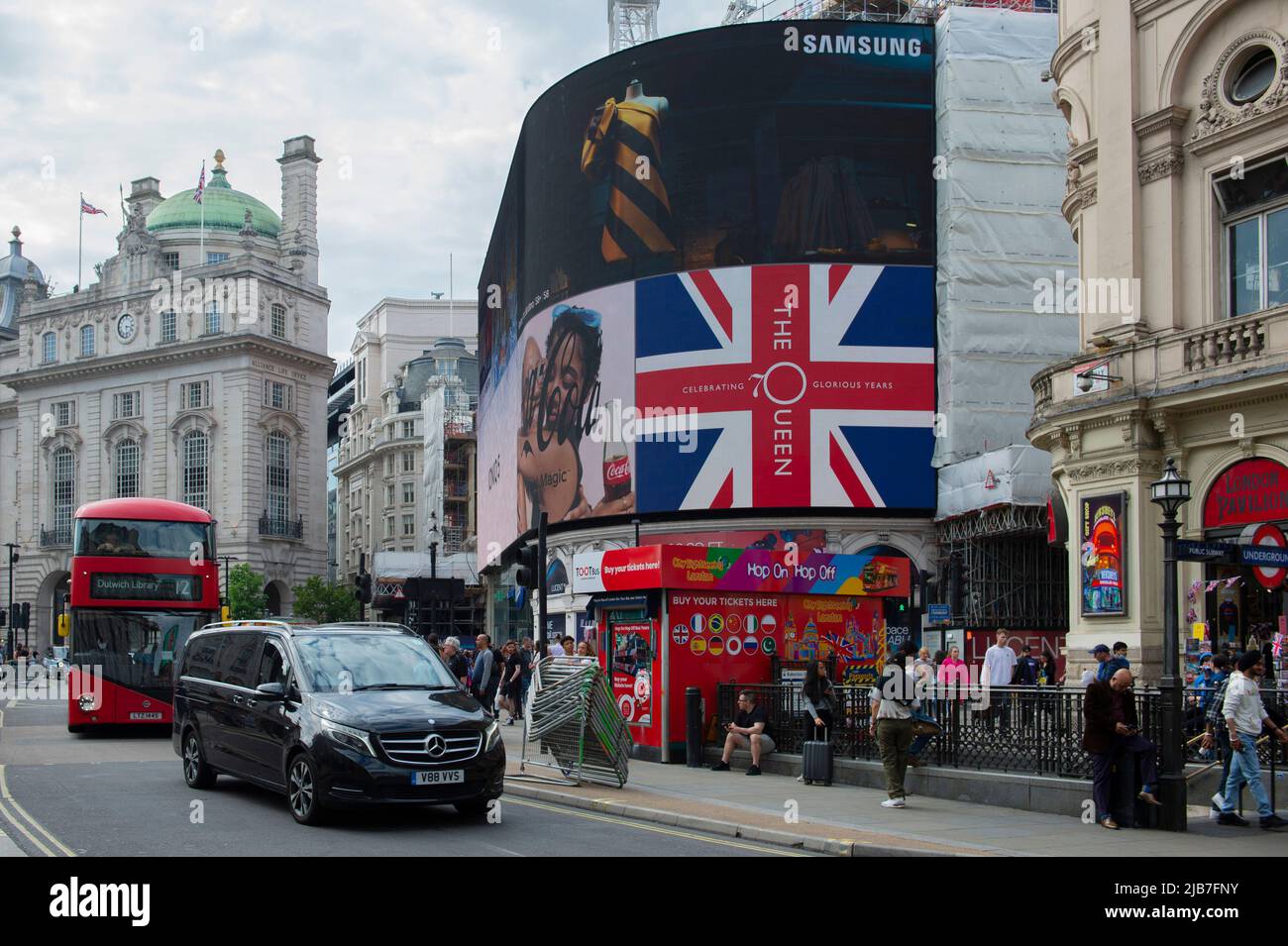 Platinum Jubilee advertising on the iconic Piccadilly sign Stock Photo
